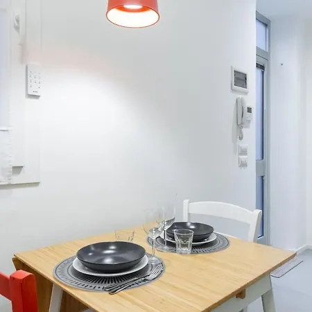 Courtyard Flat Near & Center In *