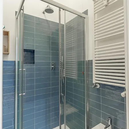 Courtyard Flat Near & Center In