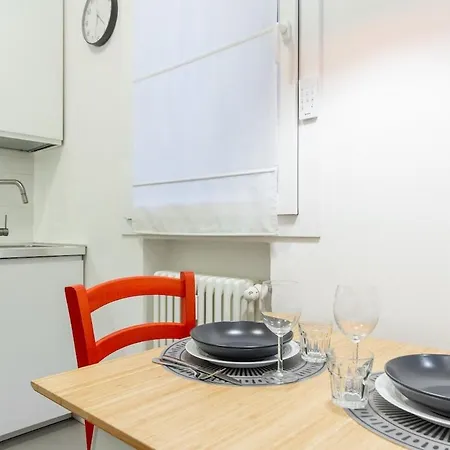 Courtyard Flat Near & Center In