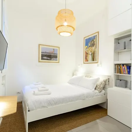 Courtyard Flat Near & Center In
