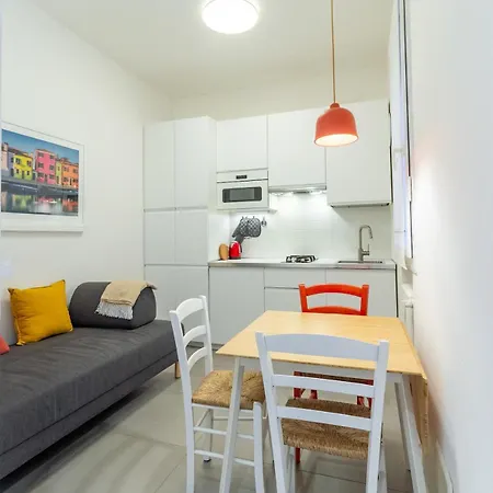 Courtyard Flat Near & Center In Apartment *