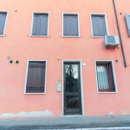 Courtyard Flat Near & Center In *