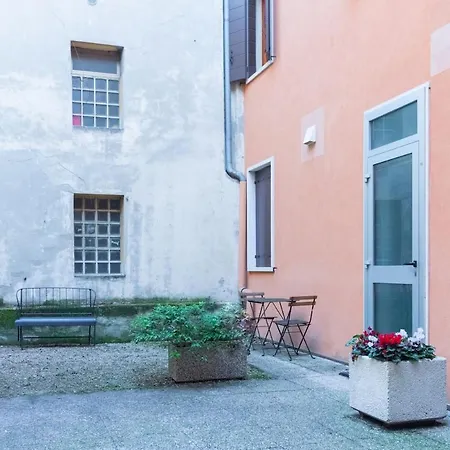 Apartment Courtyard Flat Near & Center In