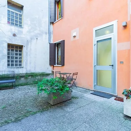Courtyard Flat Near & Center In * Padova